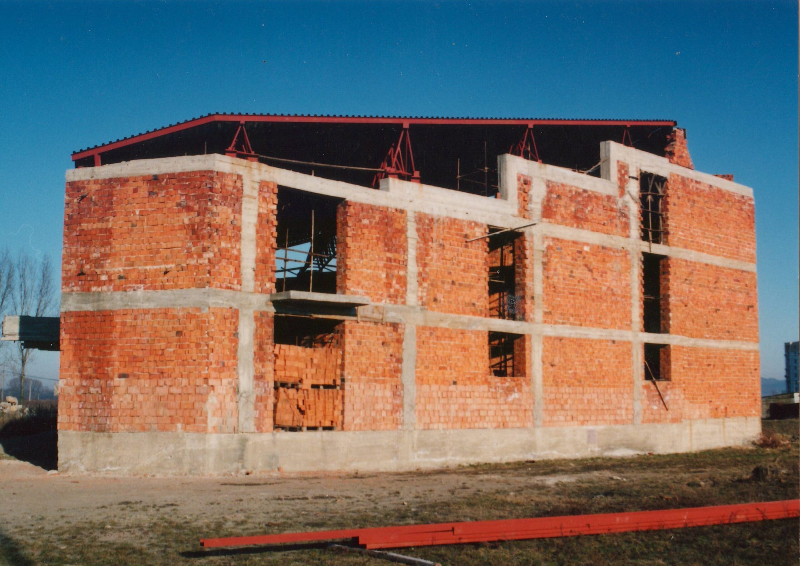 V 2d - Po montáži strešnej konštrukcie 1994