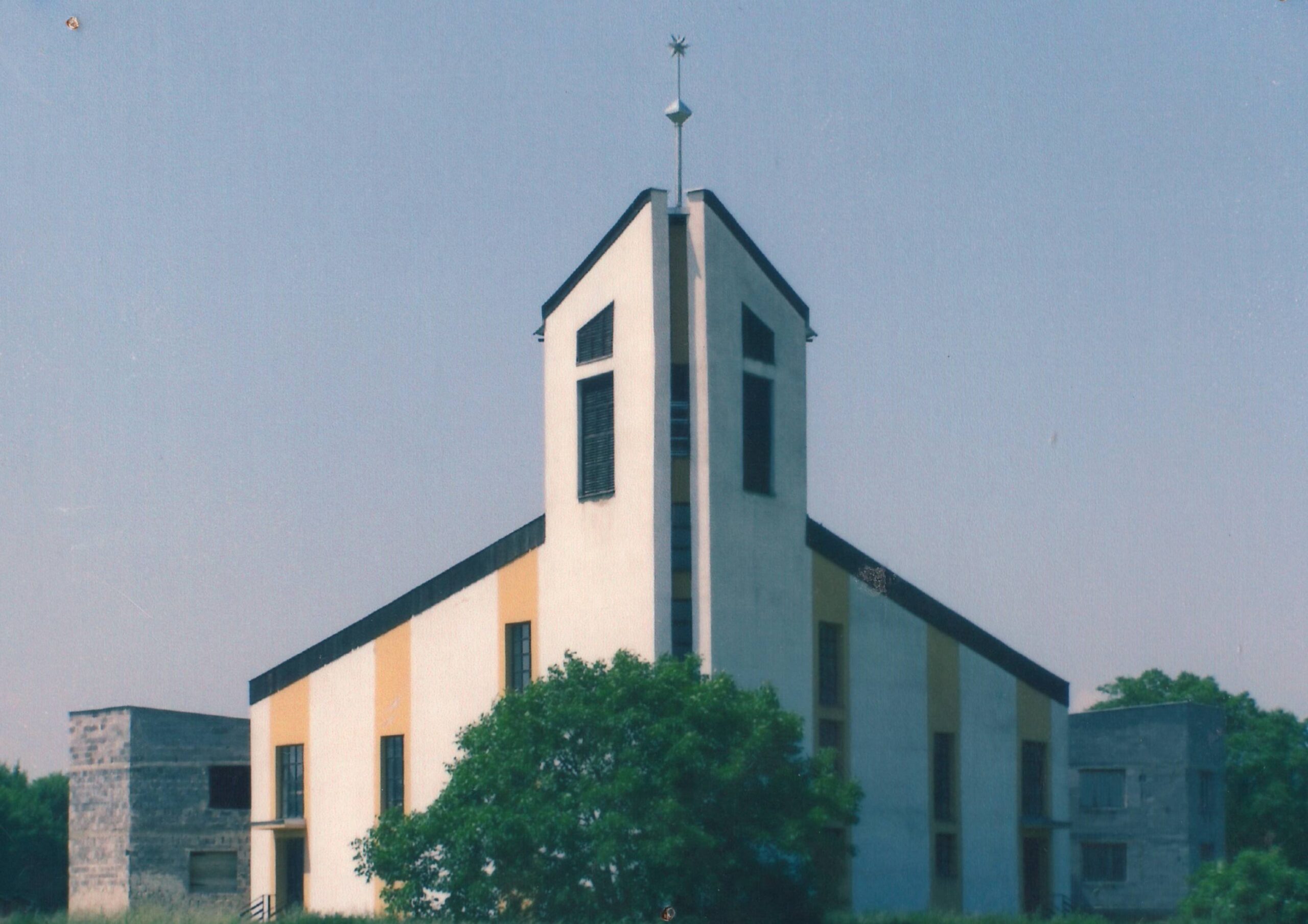 V 4d - Pohľad východný kostol,fara, zborovka 2006